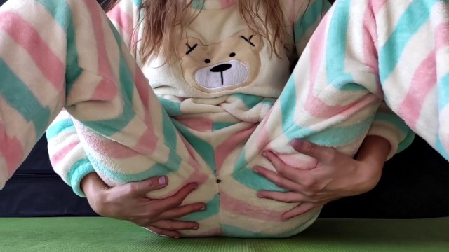 Schoolgirl With Small Tits In The Pajamas Of Masturbar Pussy And An Injecting Orgasm